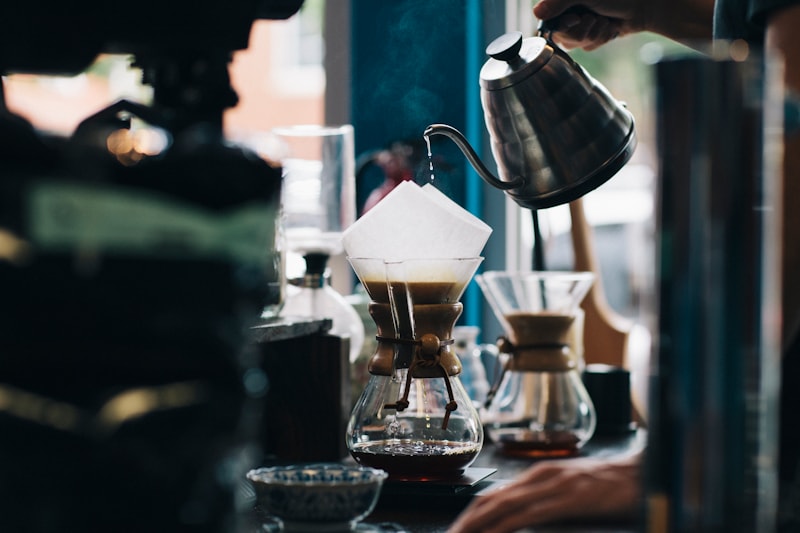 Preparación de café por goteo — pour over con vapor